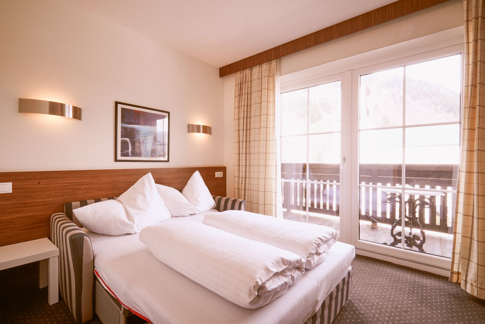 Escritorio, cunas gratuitas, wifi gratis y ropa de cama