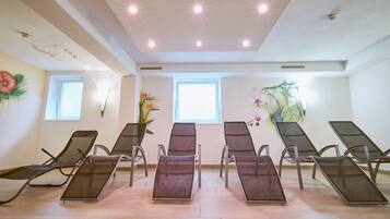 Sauna, hot tub, steam room