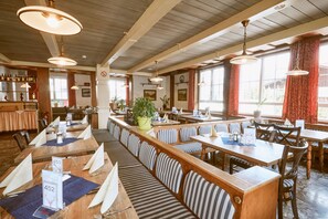 Petit déjeuner buffet (18 EUR par personne)