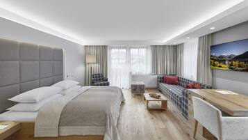 Deluxe Double Room (Tirol) | Minibar, in-room safe, individually decorated, individually furnished