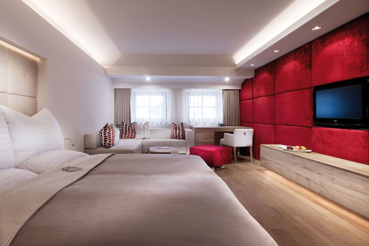 Minibar, coffres-forts dans les chambres, bureau