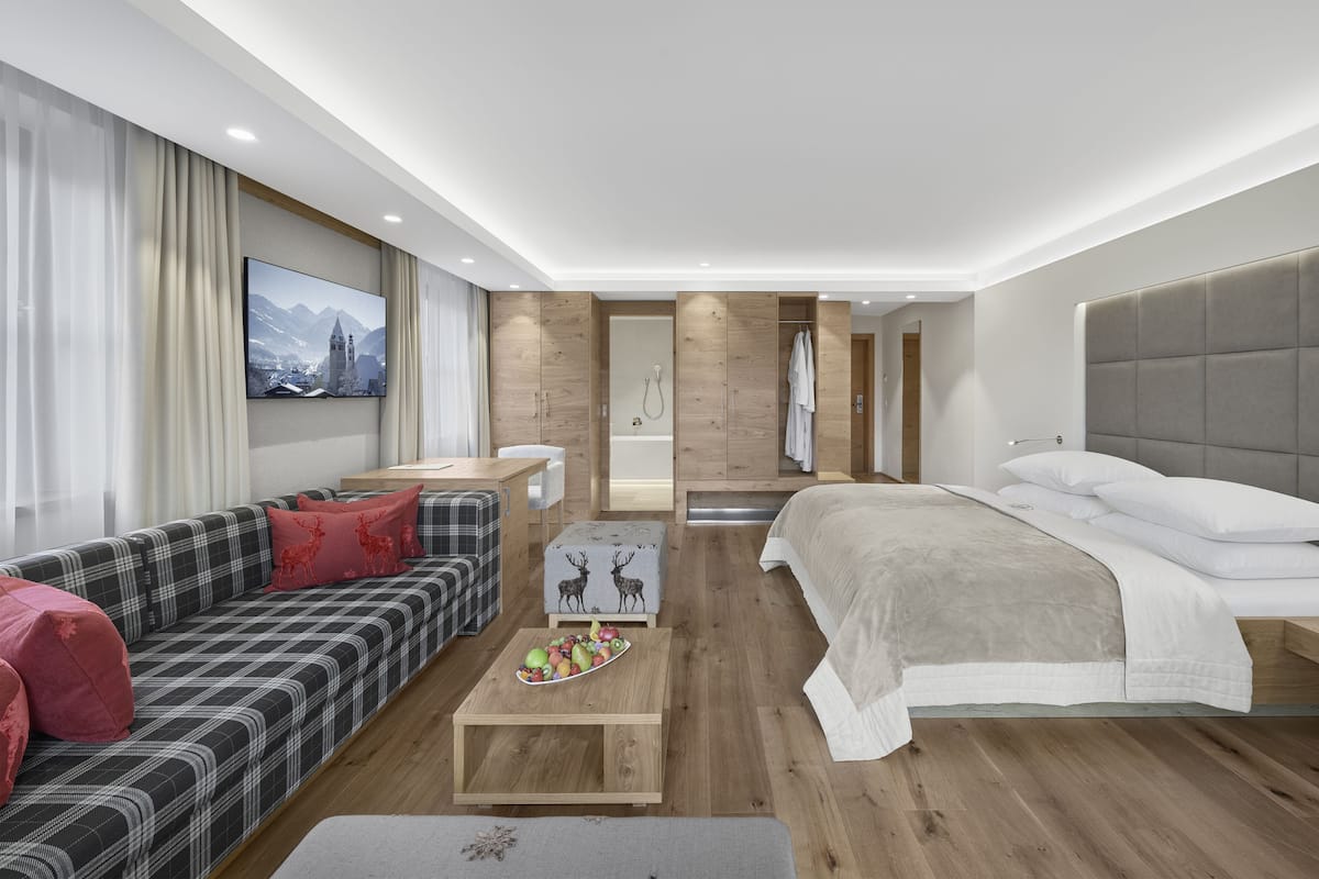 Minibar, coffres-forts dans les chambres, bureau