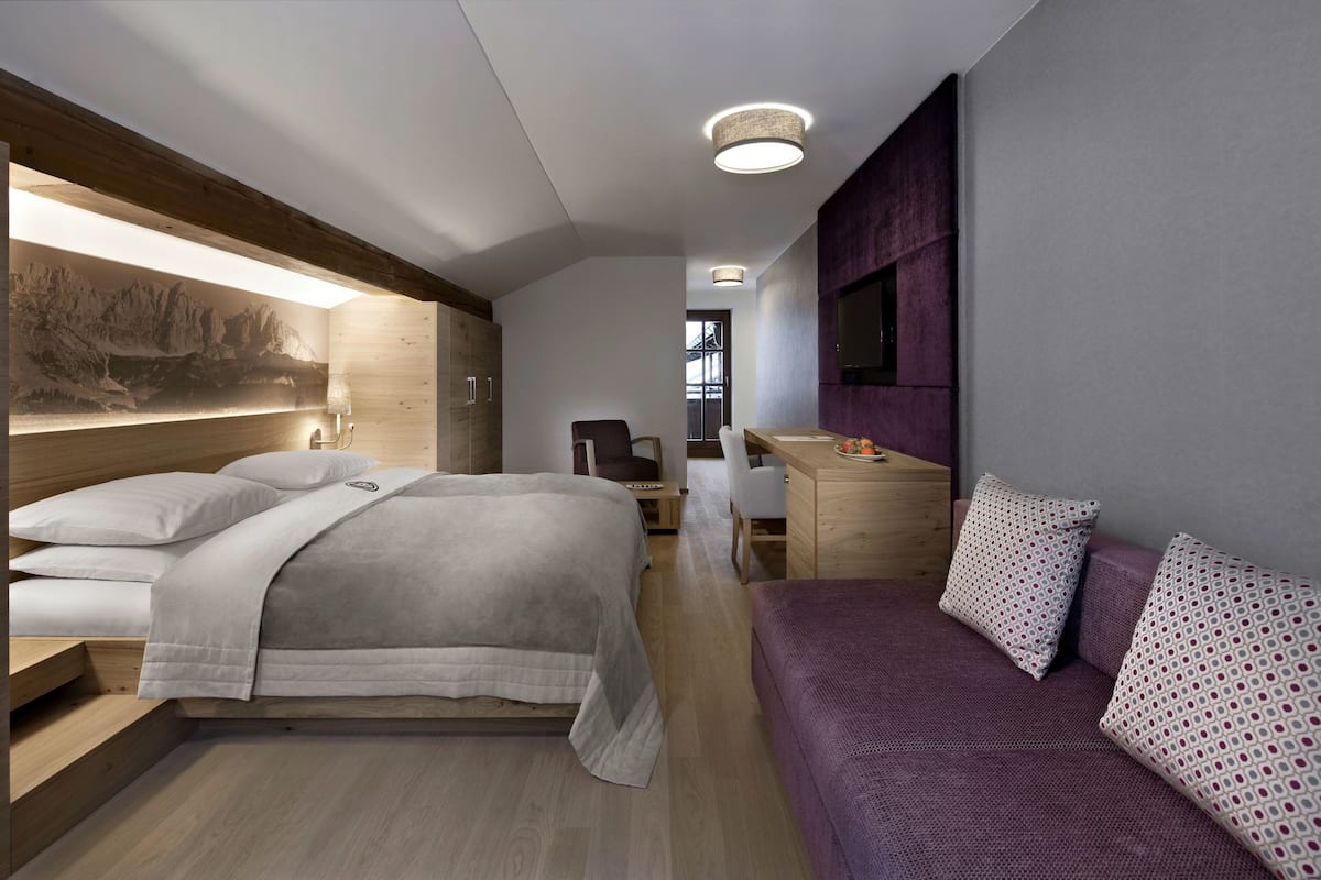 Minibar, coffres-forts dans les chambres, bureau