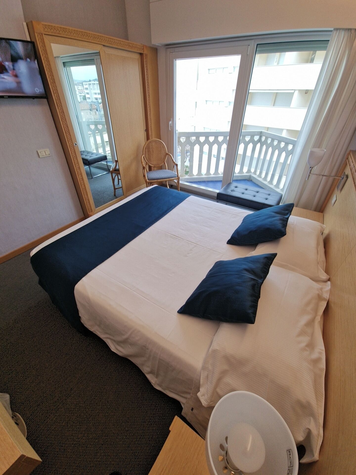 Minibar, värdeförvaringsskåp på rummet och skrivbord