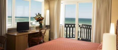 Habitación estándar con 1 cama matrimonial o 2 individuales | Minibar, caja de seguridad en la habitación y escritorio