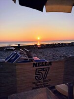 Una playa cerca, arena blanca