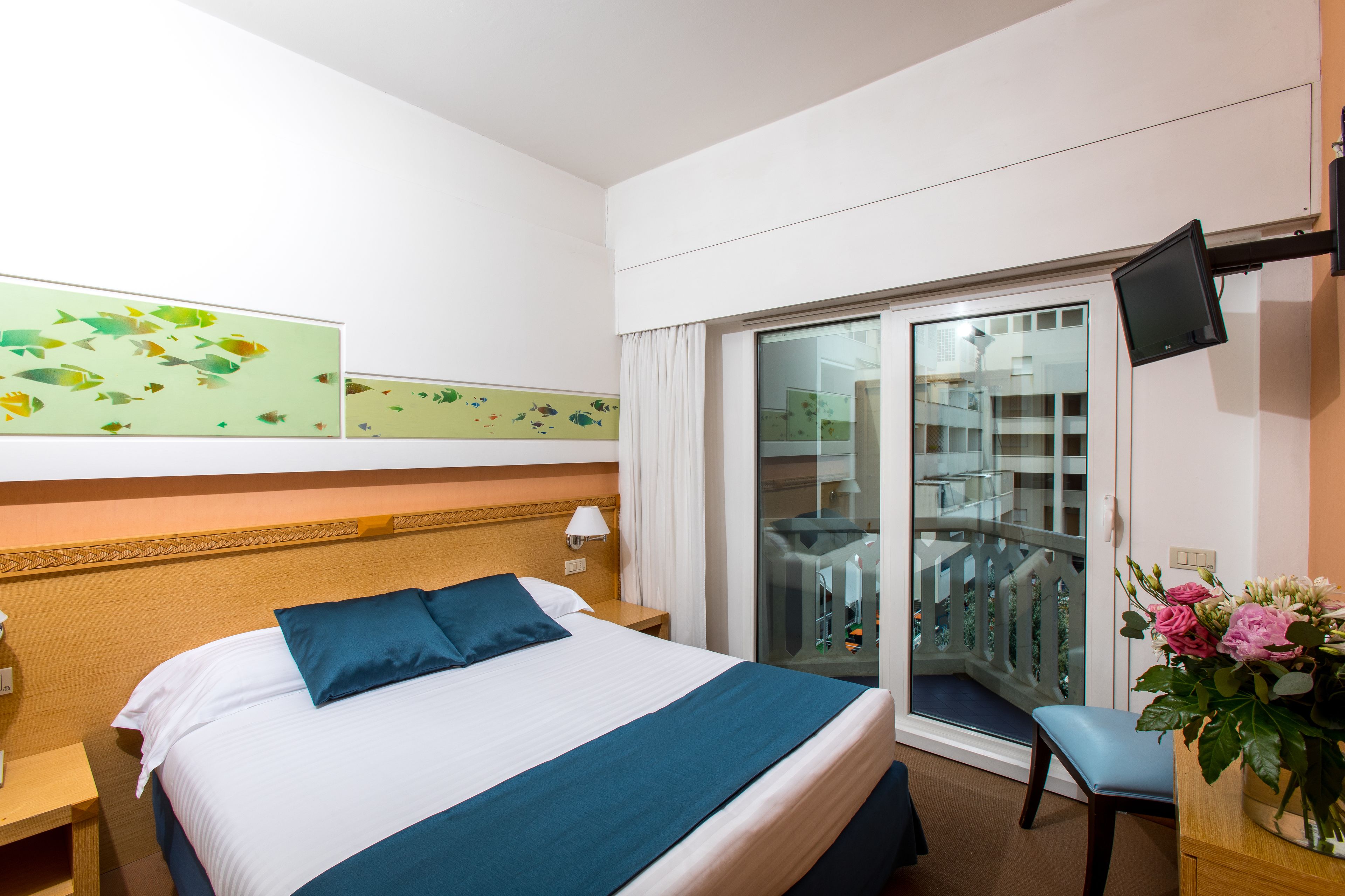 Minibar, coffres-forts dans les chambres, bureau