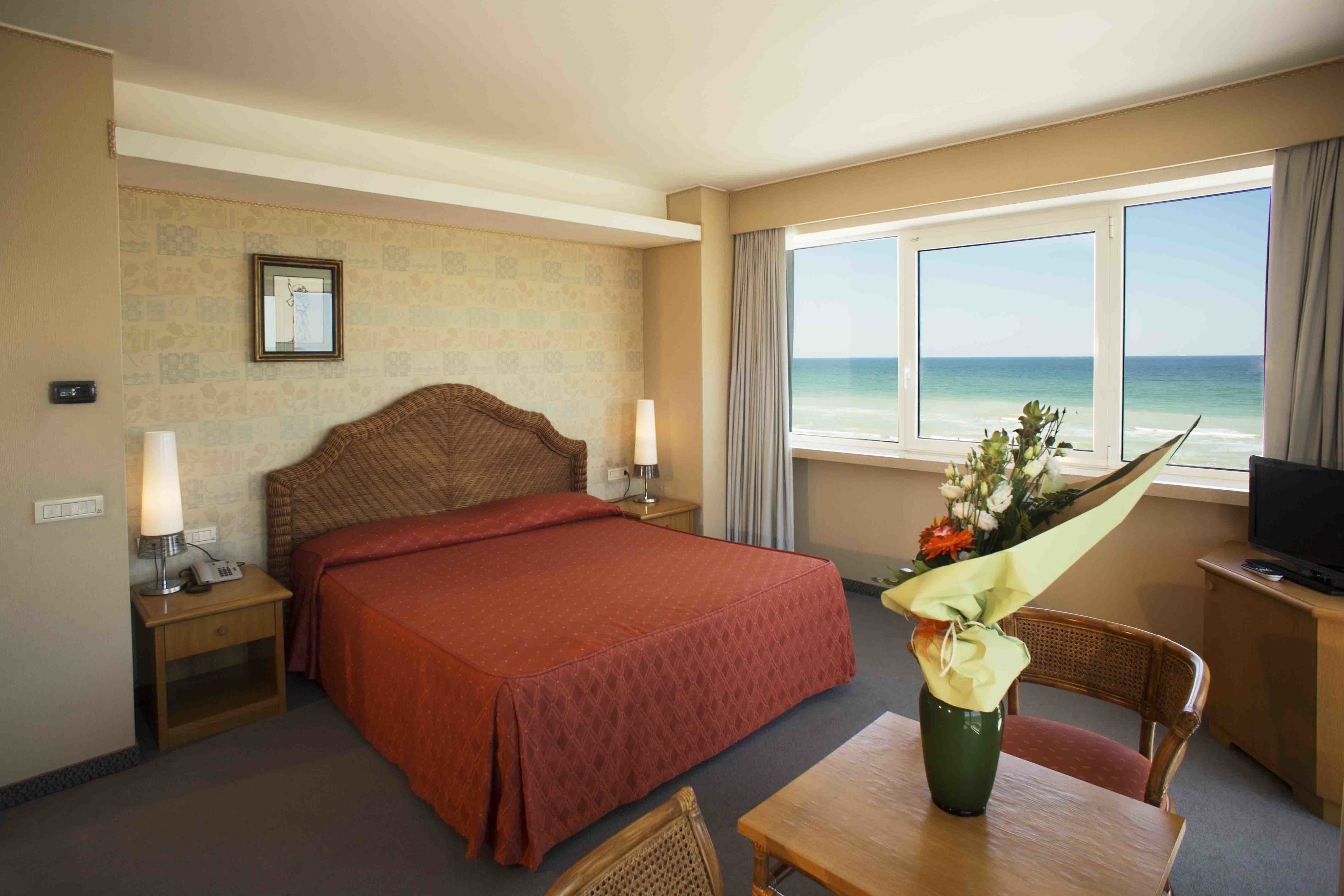 Minibar, coffres-forts dans les chambres, bureau