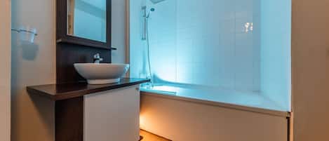 Studio | Bathroom | Shower, towels