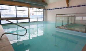 Una piscina cubierta