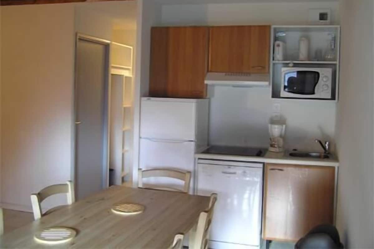 Wasserkocher mit Kaffee-/Teezubehör, Kühlschrank, Mikrowelle