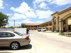 Free self parking - Boca Chica Inn & Suites Brownsville (Brownsville)
