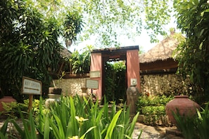 Interior entrance - La Taverna Suites (Denpasar)