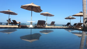 Outdoor pool, a natural pool - La Taverna Suites (Denpasar)