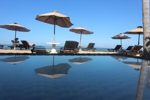 Alberca al aire libre y una alberca natural