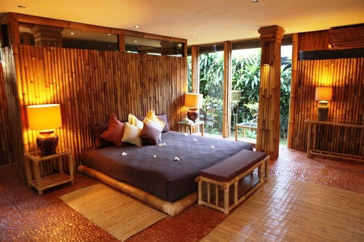 Seaview Suite | Minibar, in-room safe, desk, iron/ironing board