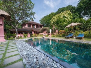 Lataverna Suites | Outdoor pool - La Taverna Suites (Denpasar)