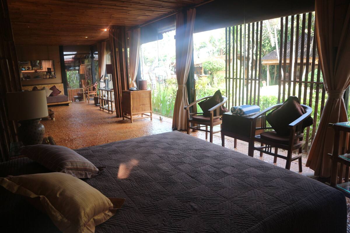 Master Seaview Suite | Minibar, in-room safe, desk, iron/ironing board (on request)