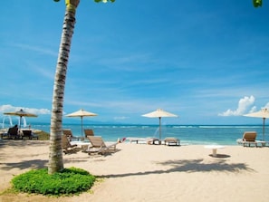 On the beach, fishing - La Taverna Suites (Denpasar)