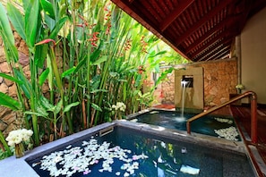 Couples treatment room(s), sauna, hot tub, steam room, body treatments