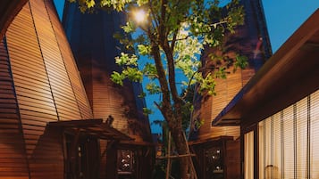Couples treatment room(s), sauna, hot tub, steam room, body treatments