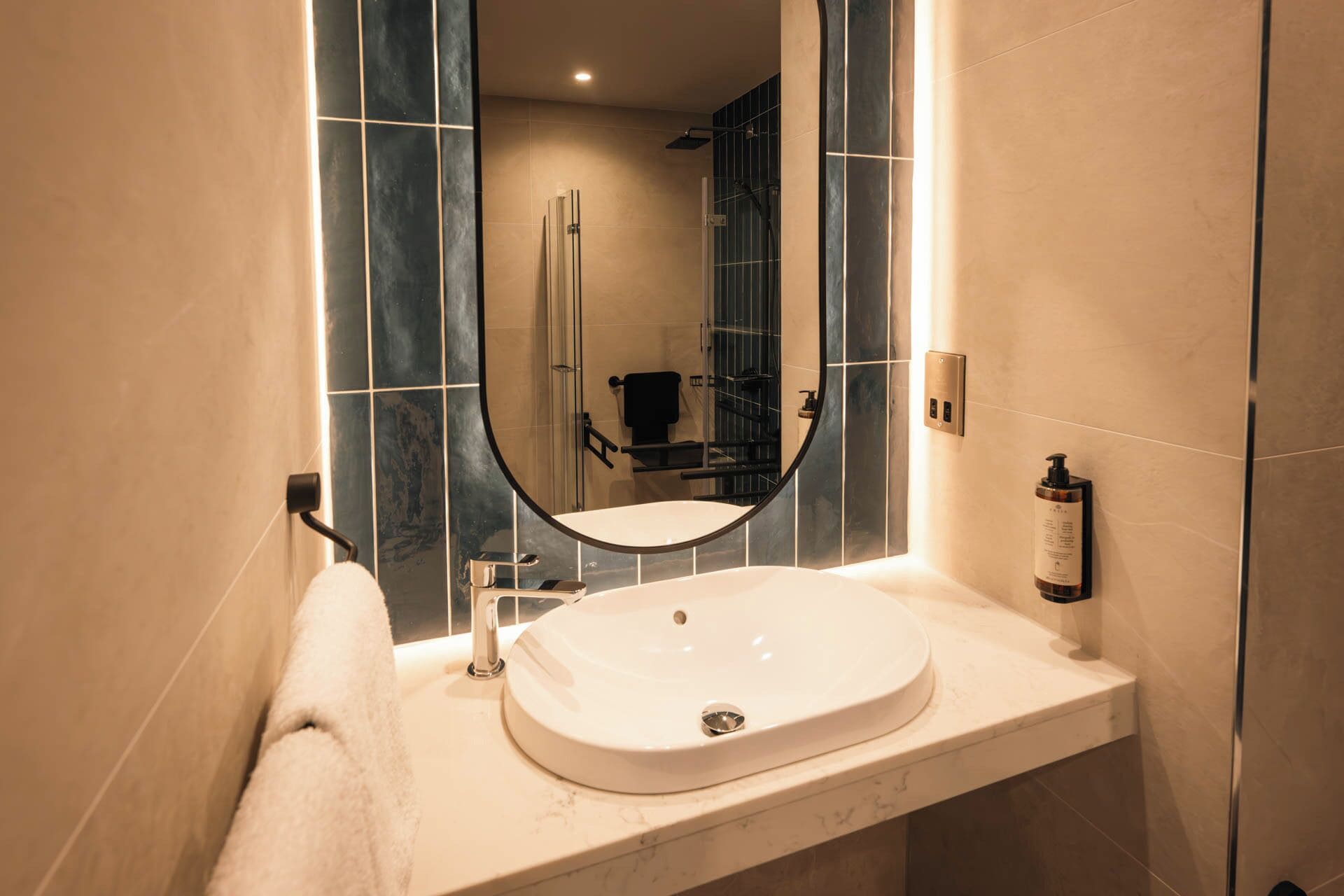 superior triple room | bathroom | combined shower/bathtub, deep-soaking bathtub, free toiletries