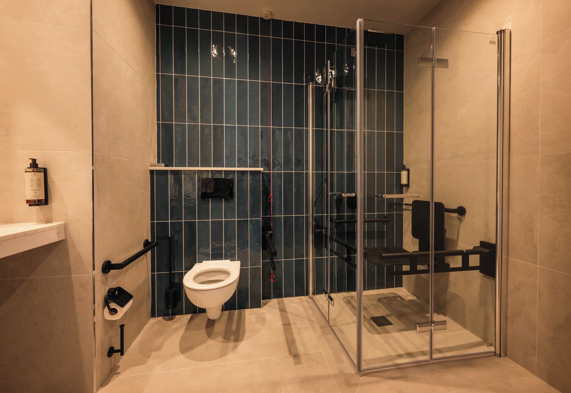 superior room | bathroom | combined shower/bathtub, deep-soaking bathtub, free toiletries