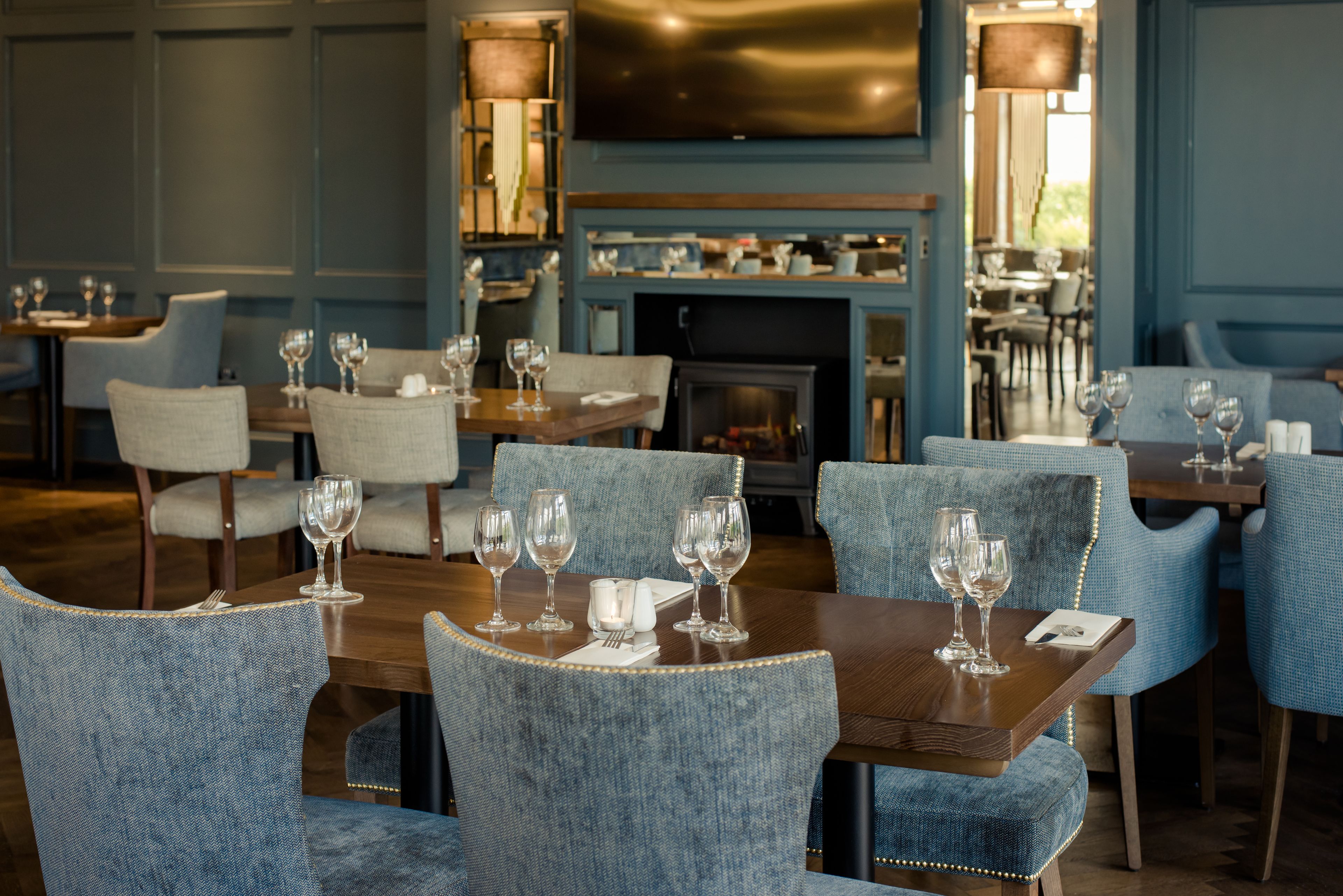 breakfast, lunch and dinner served