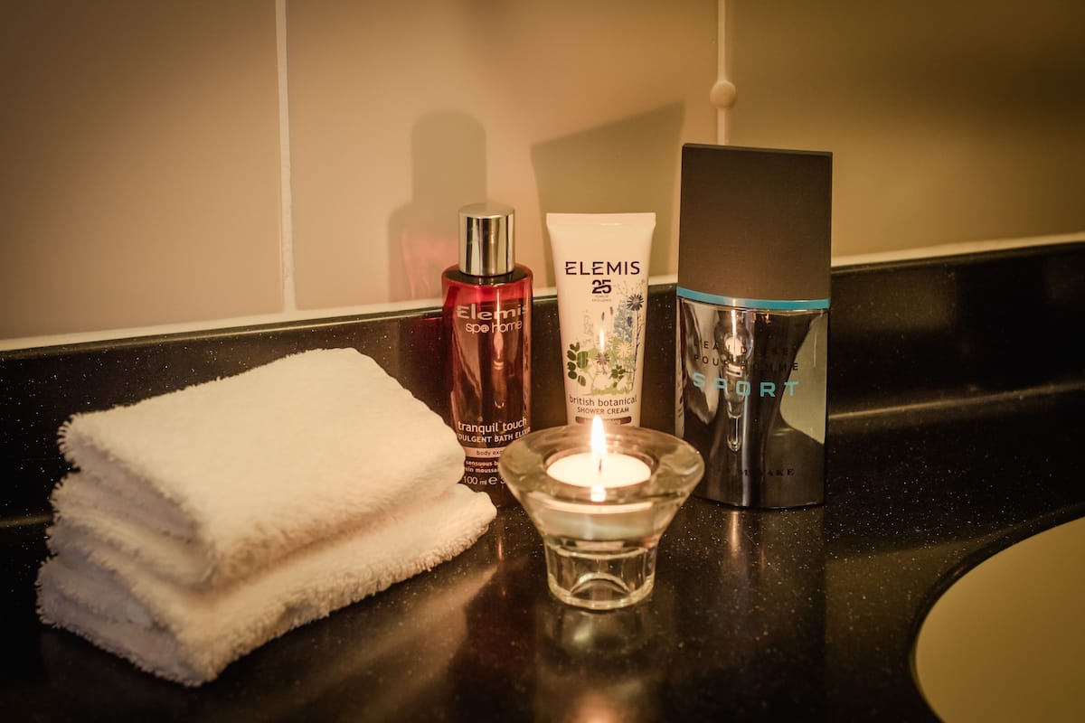 combined shower/bathtub, deep-soaking bathtub, free toiletries