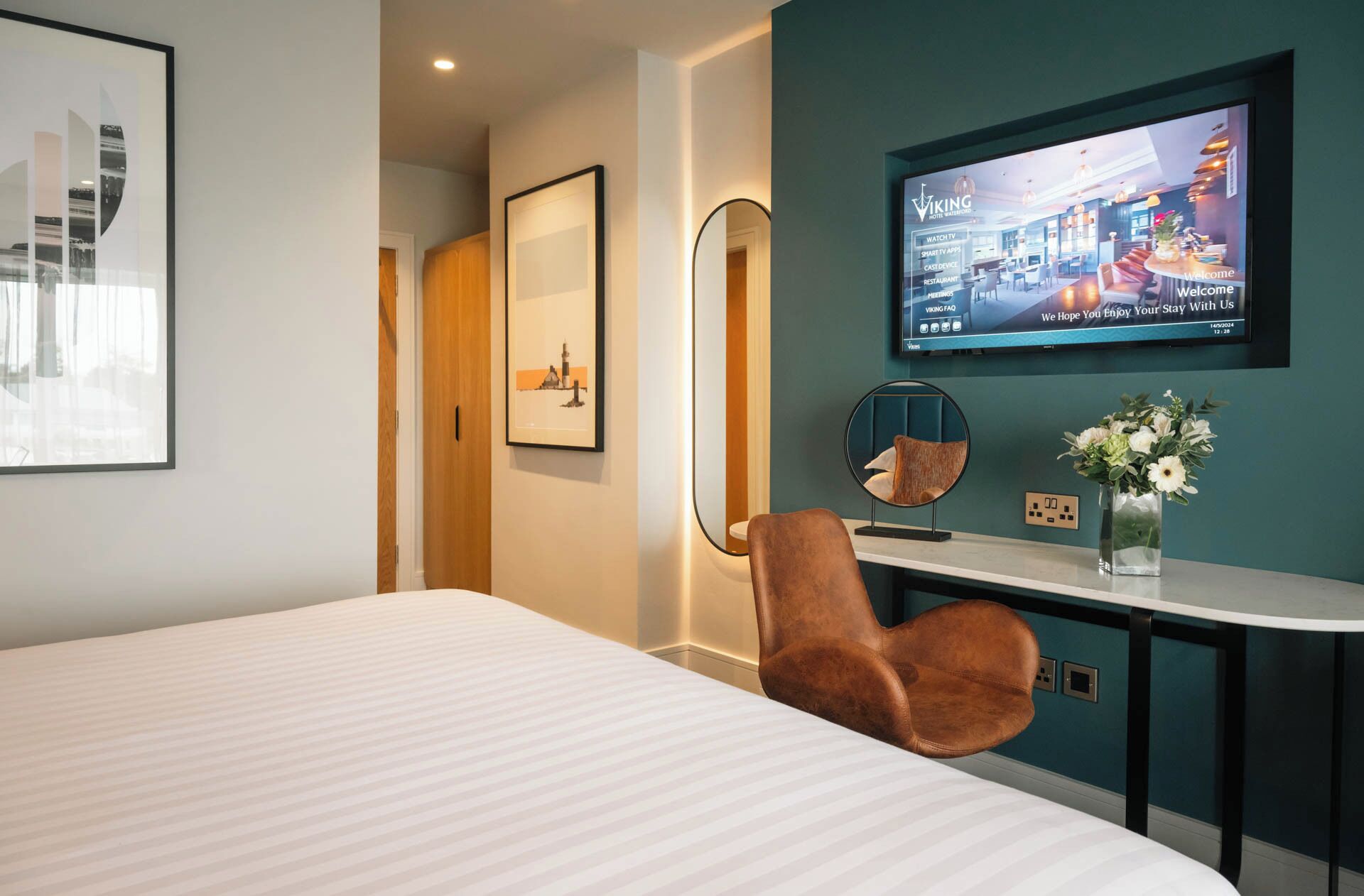 خزنة داخل الغرفة ومكتب ومساحة عمل للكمبيوتر المحمول ومكواة/لوح كي