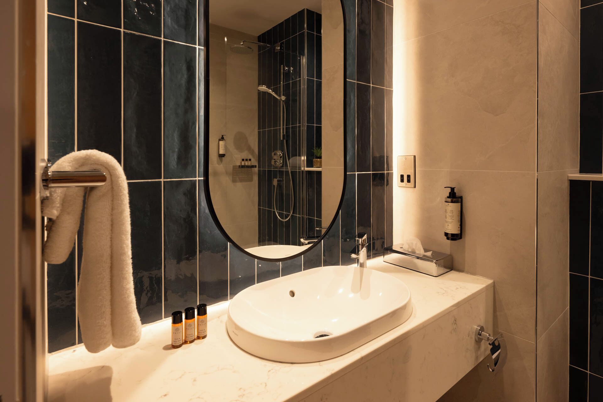 combined shower/bathtub, deep-soaking bathtub, free toiletries