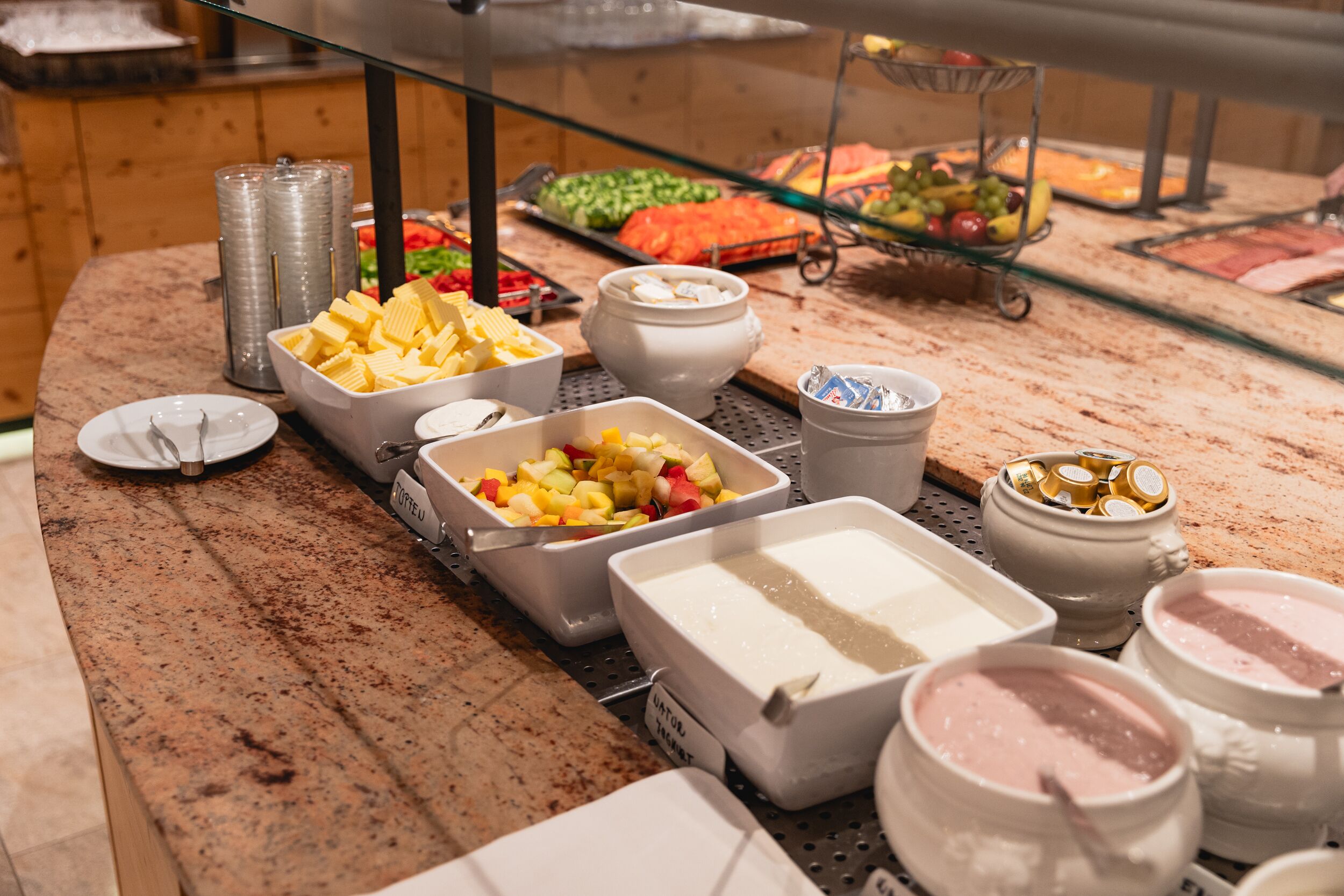 Un bufé con diversos alimentos y recipientes.