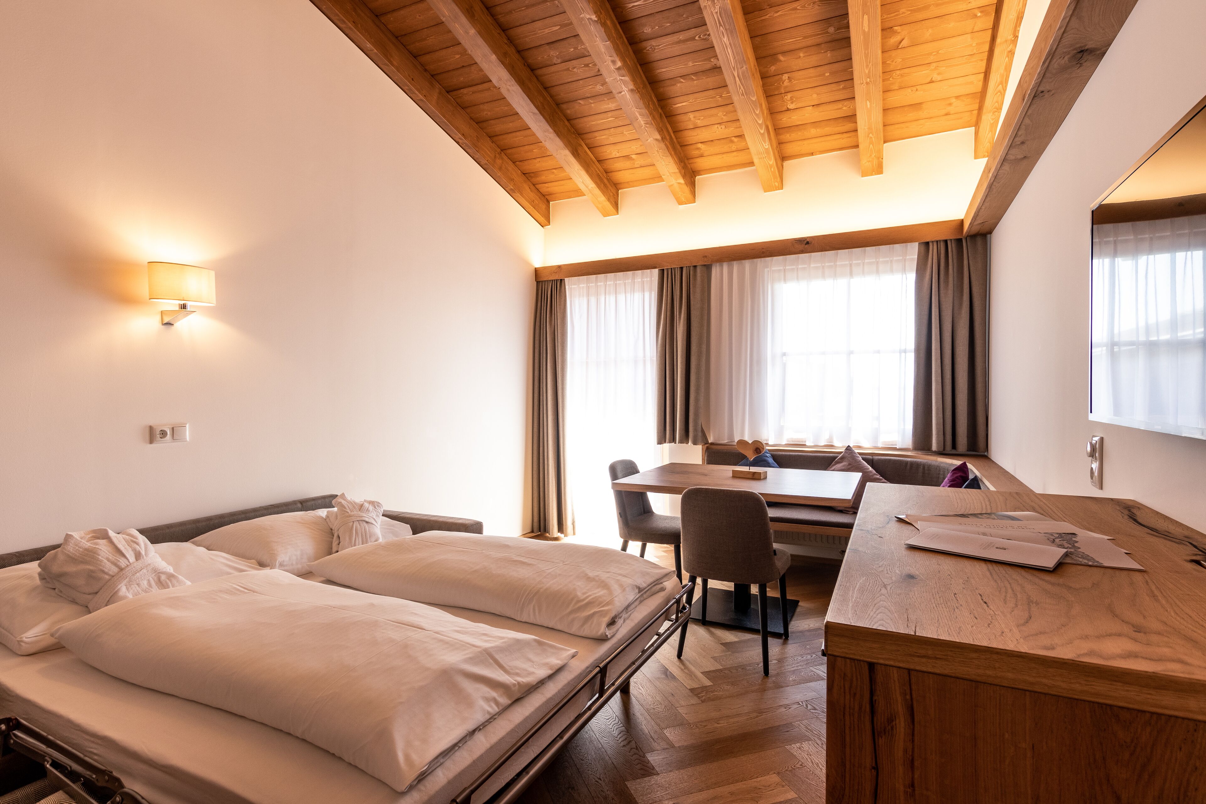 family room, 2 bedrooms | living area | flat-screen tv, books