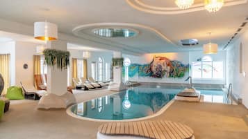 Inomhuspool och solstolar