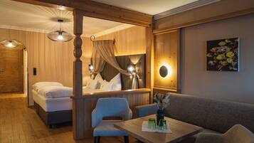 Allergikerbettwaren, Zimmersafe, individuell eingerichtet, Schreibtisch