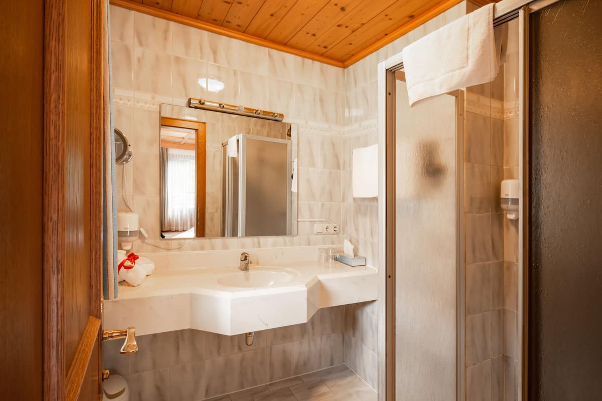 double room, annex building | bathroom | free toiletries, hair dryer, bathrobes, towels