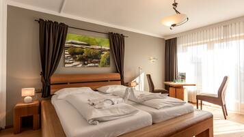 Hypo-allergenic bedding, in-room safe, individually furnished, desk