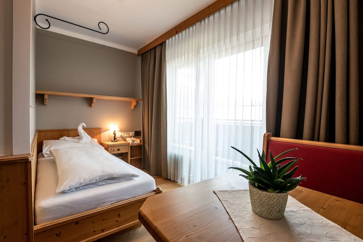 Single Room | Hypo-allergenic bedding, in-room safe, individually furnished, desk