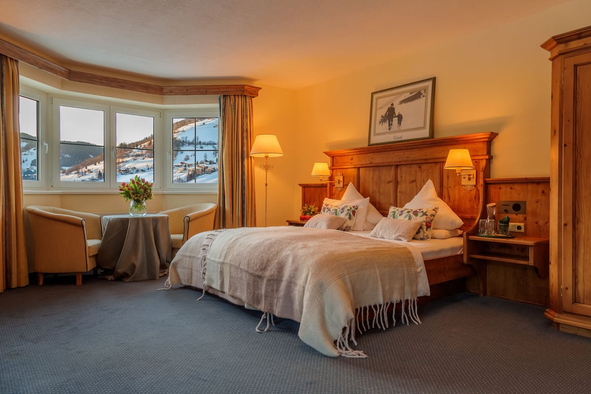 Double Room, Balcony, Mountain View | Hypo-allergenic bedding, in-room safe, desk, laptop workspace