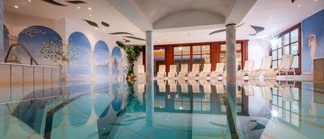 2 piscines couvertes, piscine extérieure (ouverte en saison)