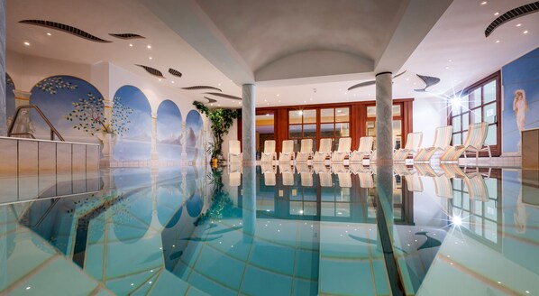 2 สระว่ายน้ำในร่ม, สระว่ายน้ำกลางแจ้งเปิดตามฤดูกาล, ร่มริมสระว่ายน้ำ