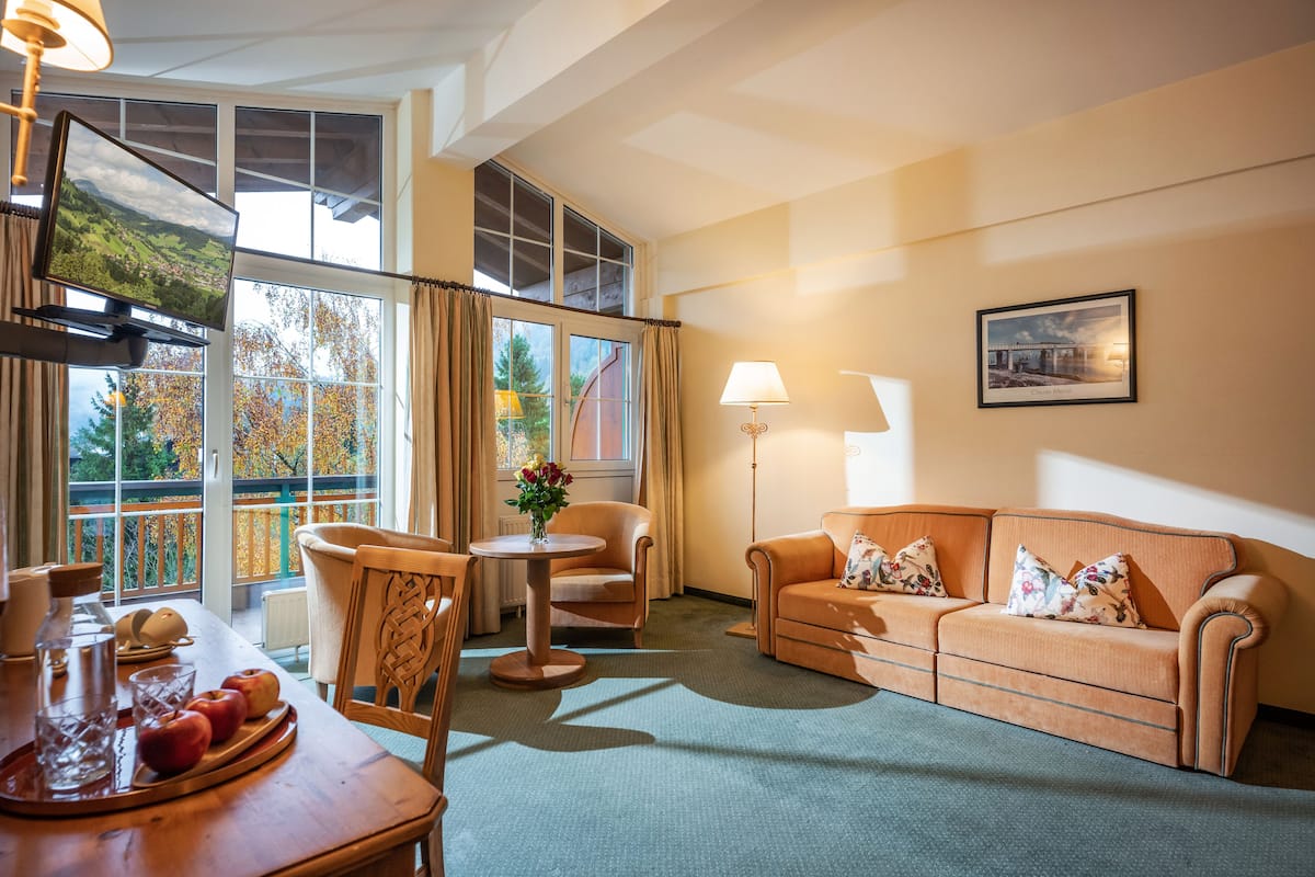 Suite, Balcony | Living room | Flat-screen TV, toys