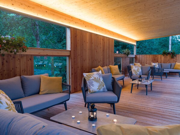 Bar en bord de piscine