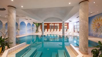2 indendørs pools, sæsonbestemt udendørs pool, parasoller, liggestole
