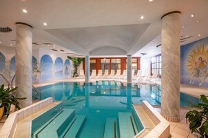 2 piscinas cubiertas, una piscina al aire libre de temporada, sombrillas