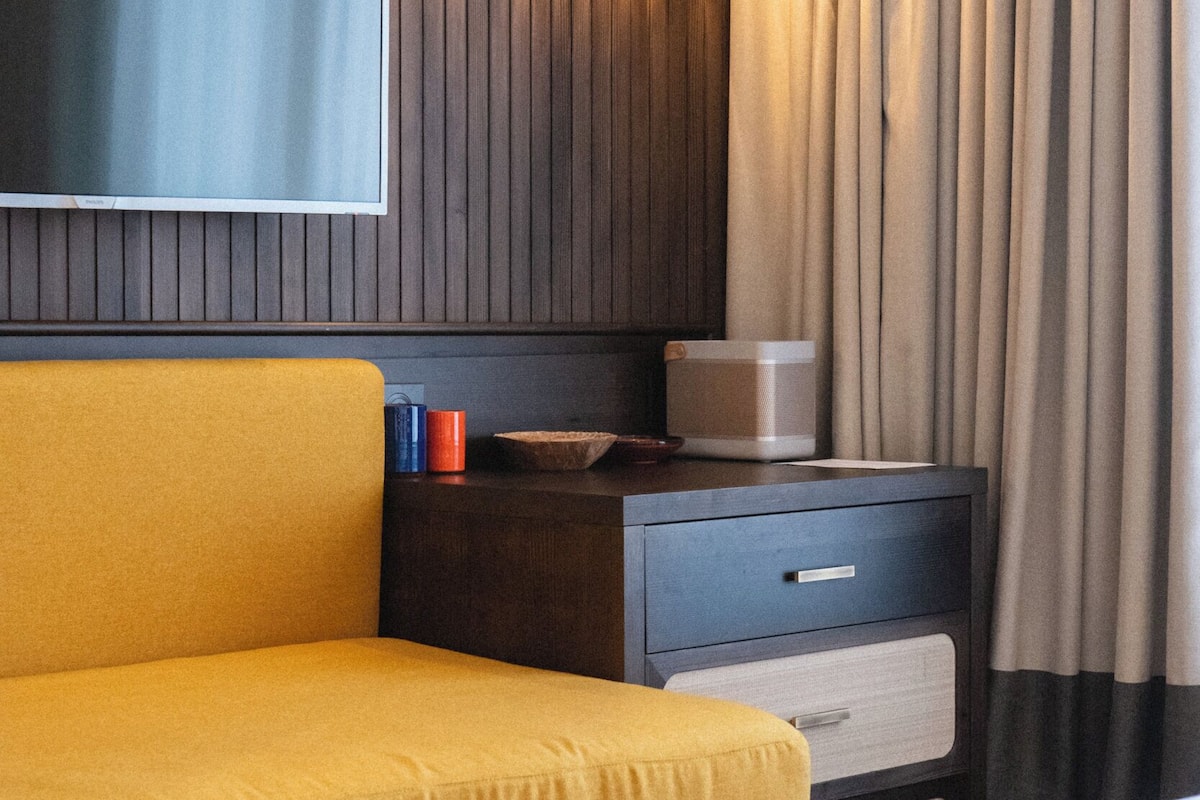 in-room safe, soundproofing, free wifi, bed sheets