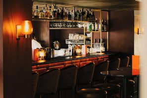 Bar (trong khuôn viên)