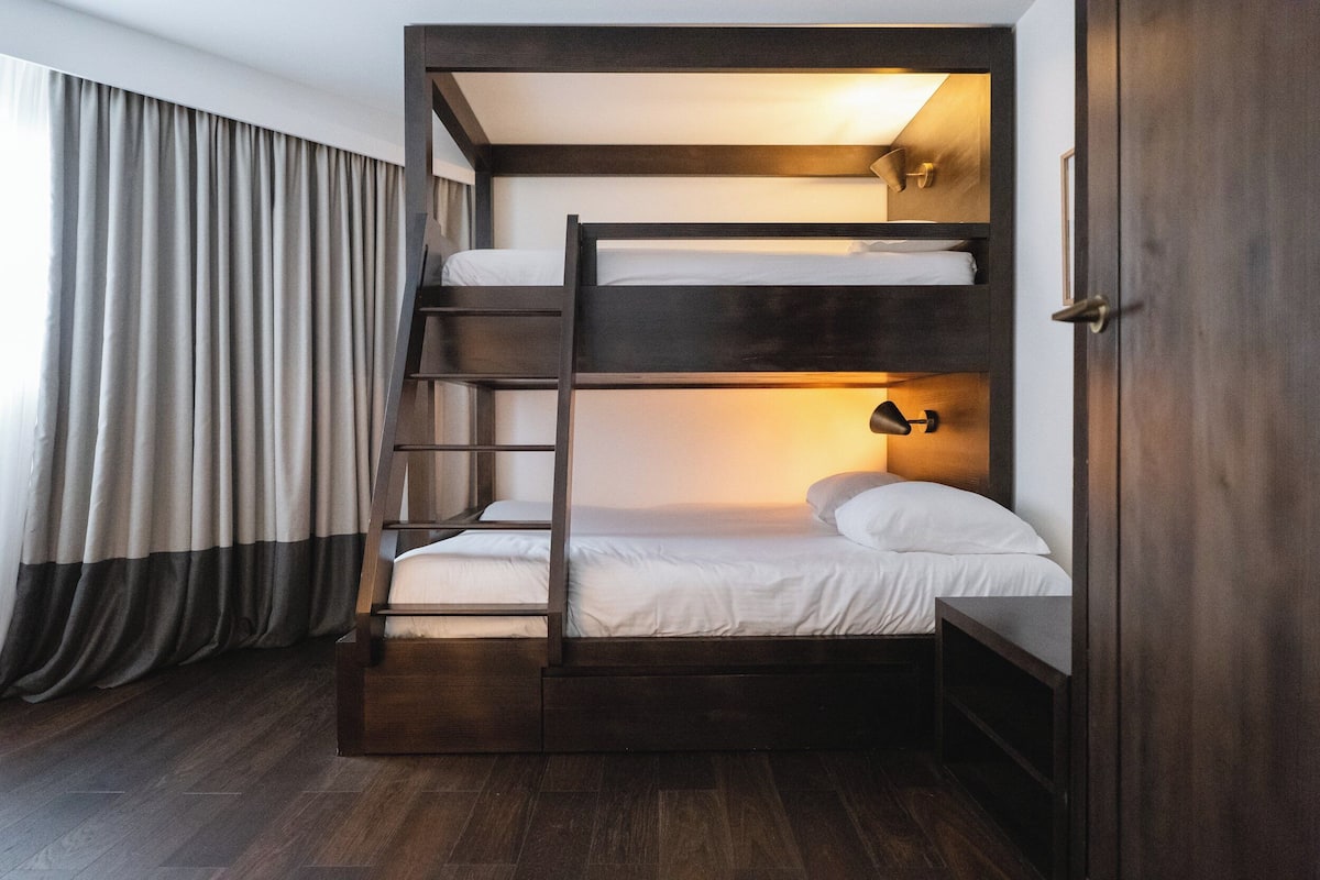 In-room safe, soundproofing, free WiFi, bed sheets