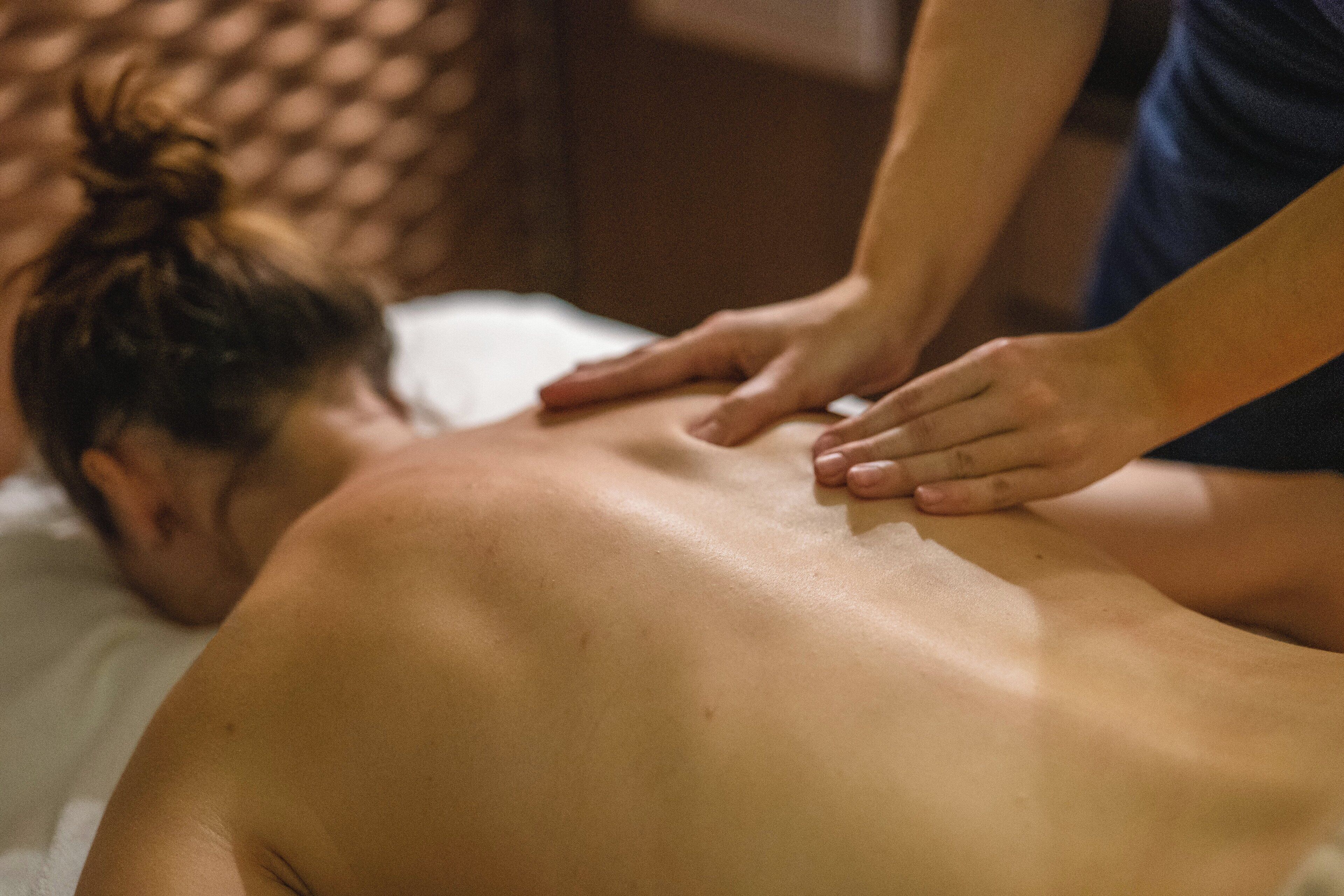 En person modtager en massage på ryggen.