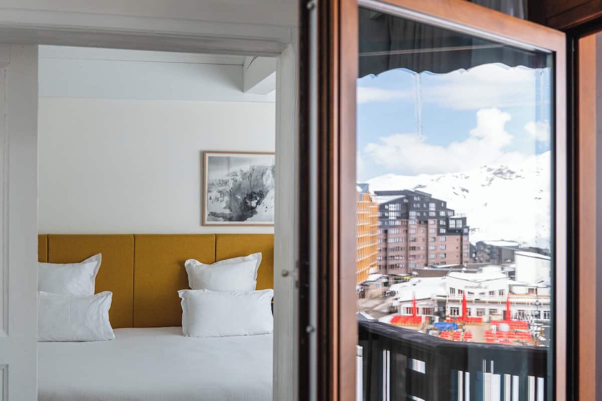 in-room safe, soundproofing, free wifi, bed sheets